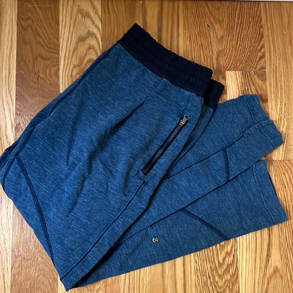Lululemon Chambray and Navy Cropped Joggers (12)